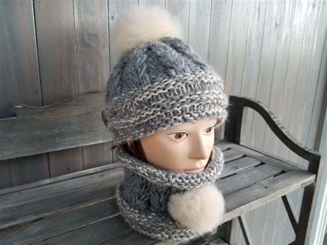 Ensemble 2 pièces, gris et beige, tuques à pompon fourrure alpaga fauve et col agencé 