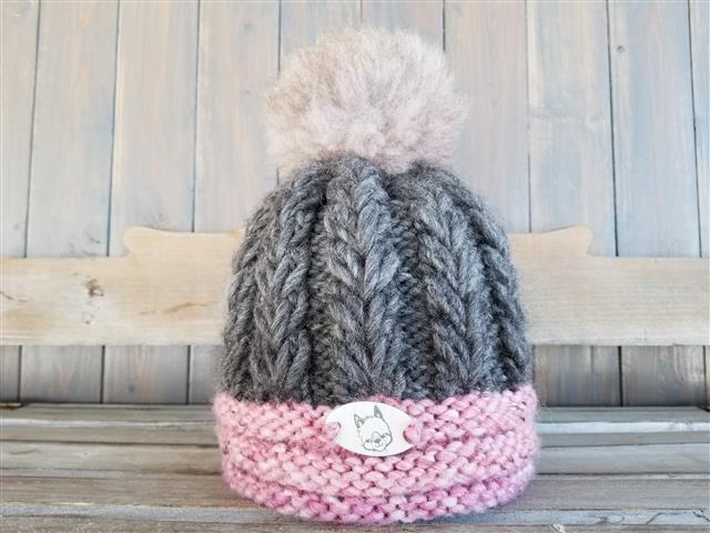 Tuque de la ferme charcoal et rose, 80% bébé alpaga, 20% mérino, pompon fourrure alpaga gris rose