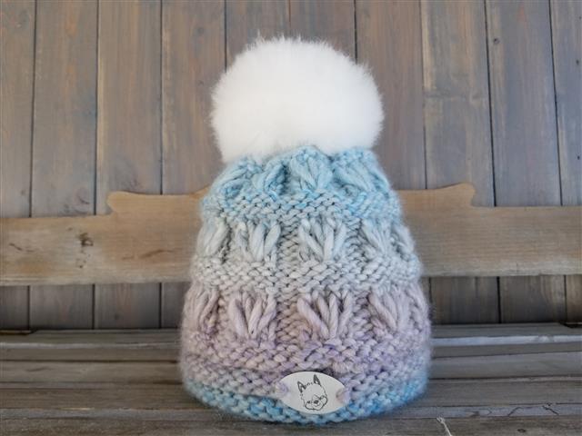 Tuque de la ferme dégradée bleue et mauve pâle, 80% bébé alpaga, 20% mérino, pompon fourrure alpaga blanc