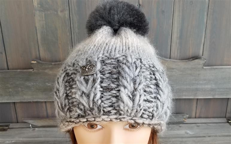 Tuque de la ferme, tuques à pompon, produits régionaux, tricotés à la ferme, tricots maison, pièces uniques 100% Québec