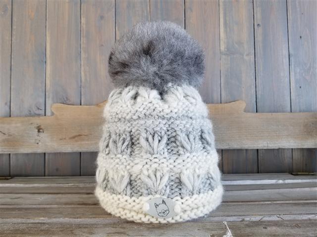 Tuque de la ferme grise et blanche, 80% bébé alpaga, 20% mérino, pompon fourrure alpaga gris